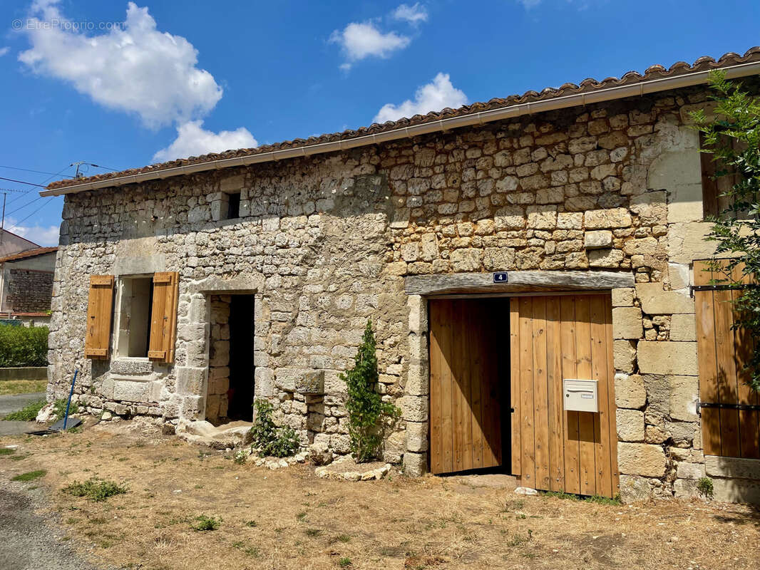 Bâtiment (ancienne maison) en cours de rénovation avec dépendances et parcelle attenante - photo 6