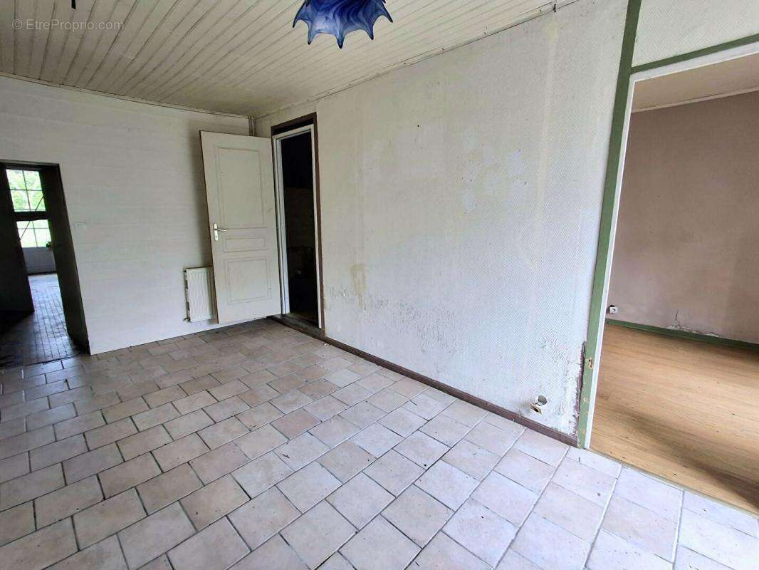 Maison de campagne à rénover - 120 m², 3 chambres, 1,8 ha de terrain avec chai à Saint-Palais-de-Négrignac - photo 8