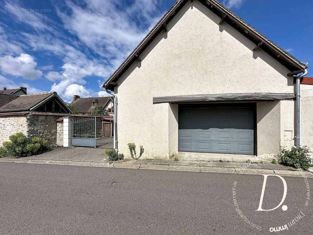 Dépendance dont un garage