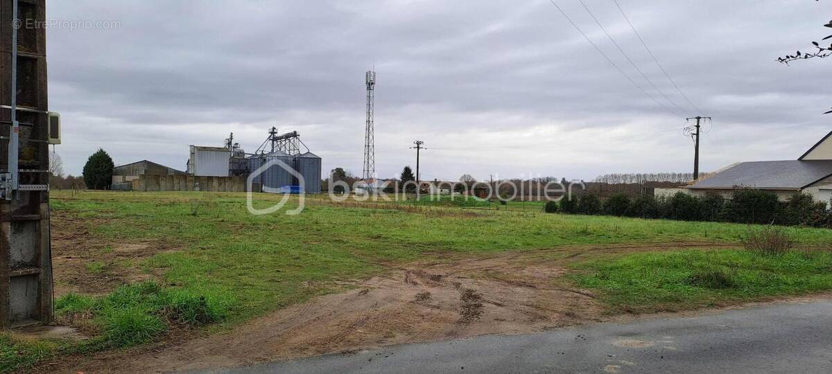 Terrain à CHANNAY-SUR-LATHAN