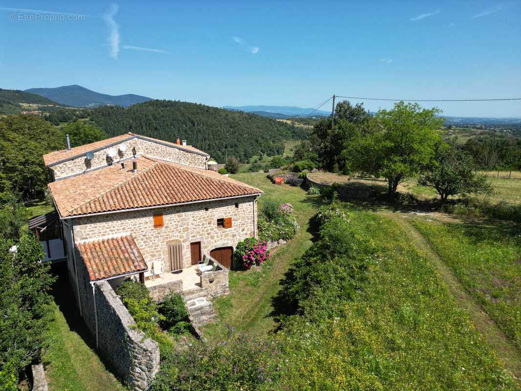 Bâtisse en pierre avec 4.1ha 326 m2 - photo 2