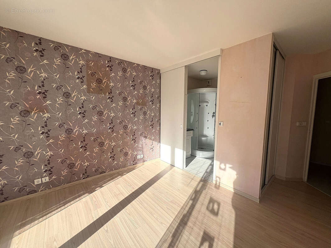 T5 de 98m², balcon terrasse, cave et parking - photo 8