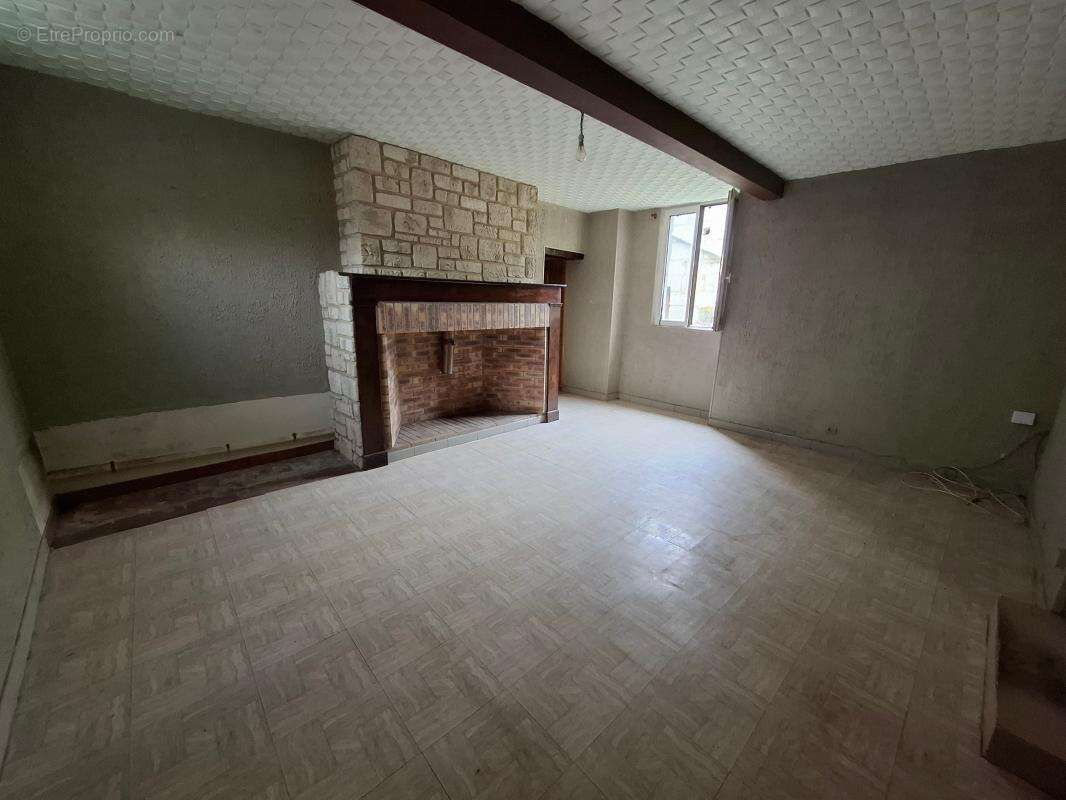 Maison à MONTIGNY-LENGRAIN