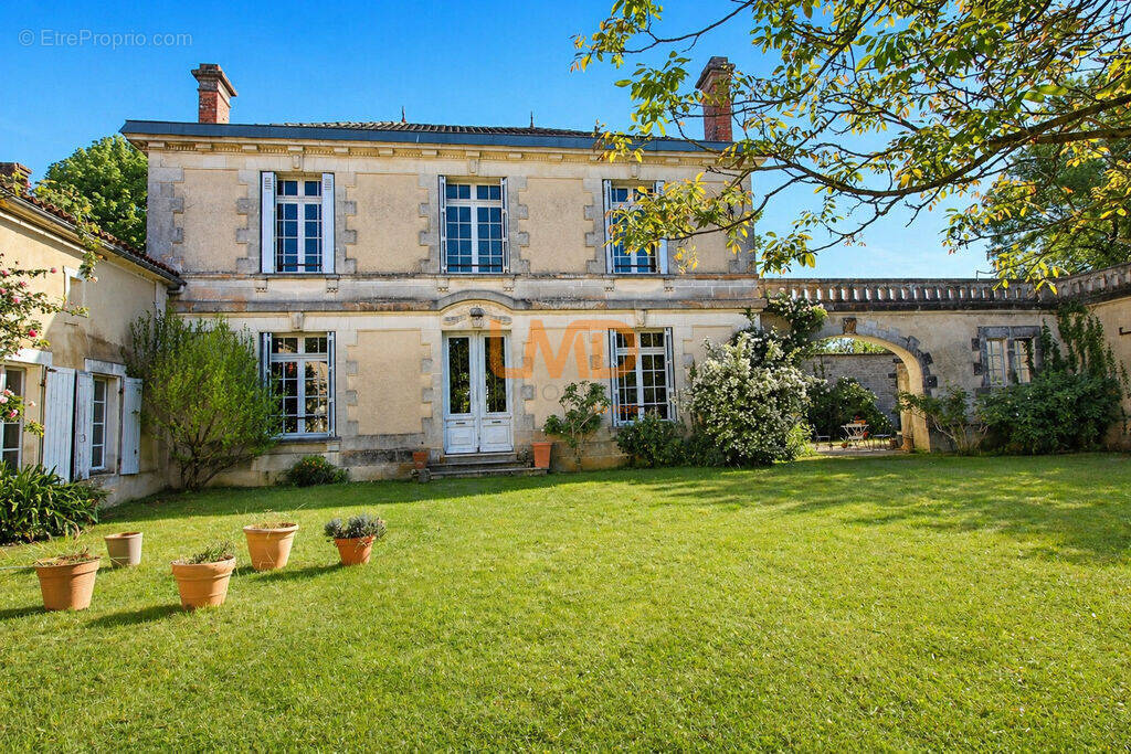 Maison à SALIGNAC-SUR-CHARENTE