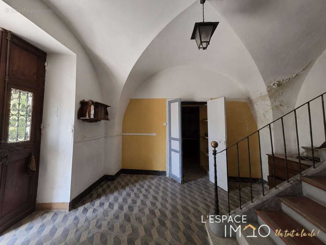 Maison avec extérieur, garage, terrain constructible et fort potentiel à deux pas du centre-ville d'Apt - photo 3