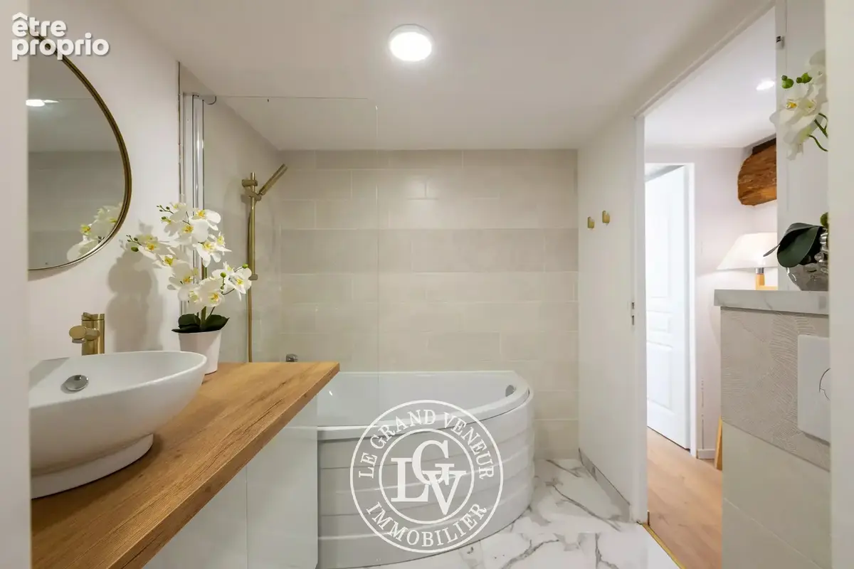 T2 rénové en duplex-cour et stationnements privatifs - photo 9