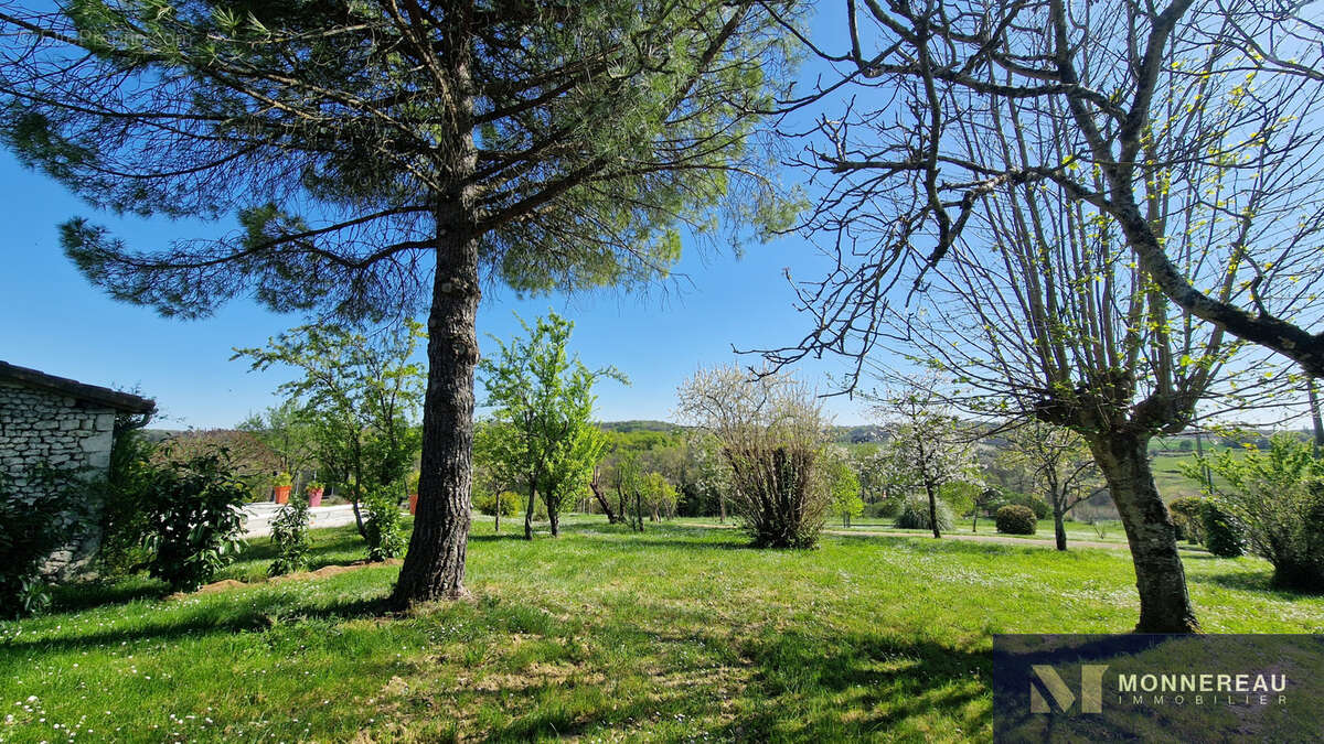Maison à MONTMOREAU-SAINT-CYBARD