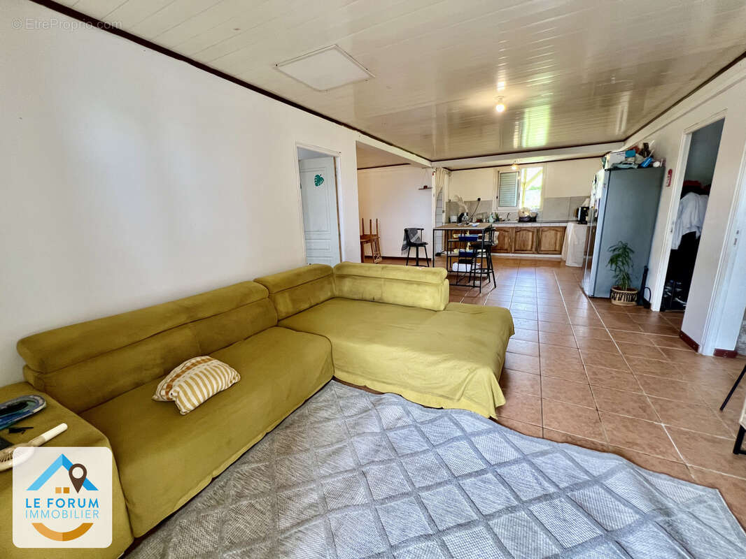 Saint joseph 97480 - ensemble immobilier en bon etat general - beaux volumes - secteur paisible - photo 2