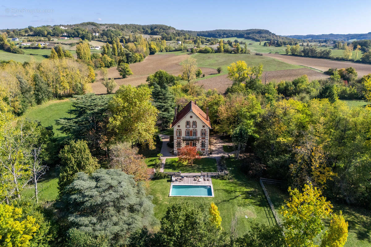Country property with pool and stables - photo 7
