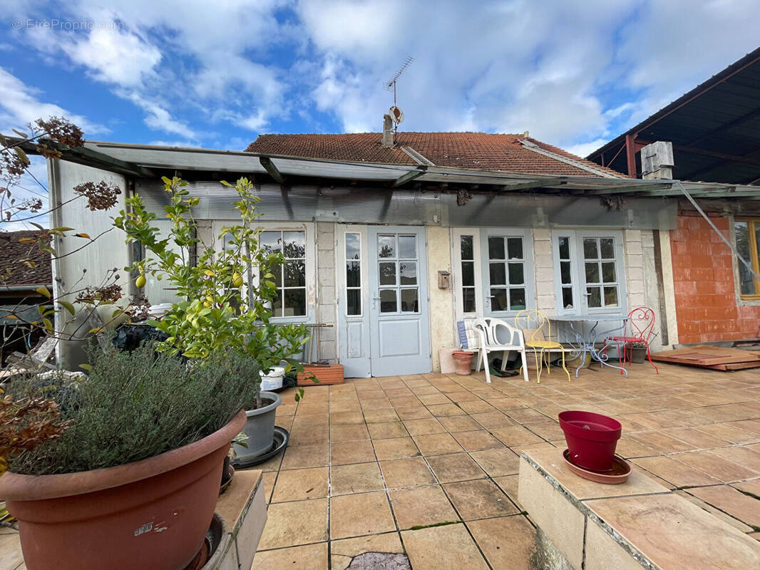 Maison à COMBEAUFONTAINE