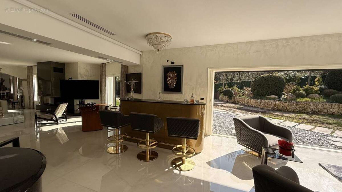 Maison à ROQUEFORT-LES-PINS