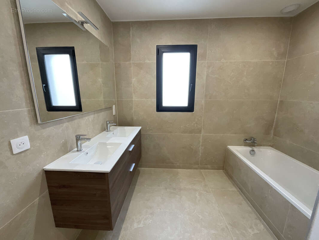 Maison à LE PUY-SAINTE-REPARADE