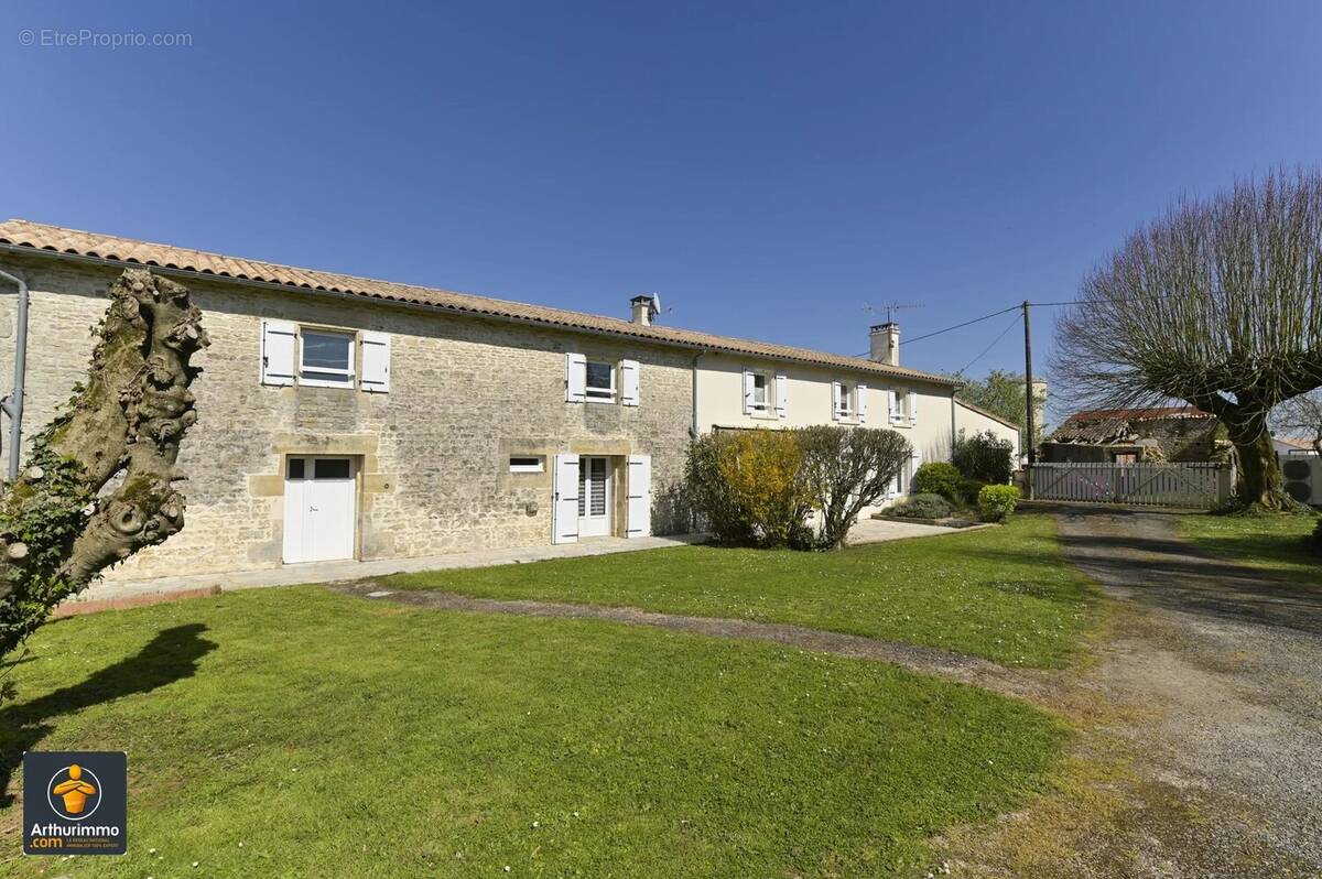 Maison à SAINTE-NEOMAYE