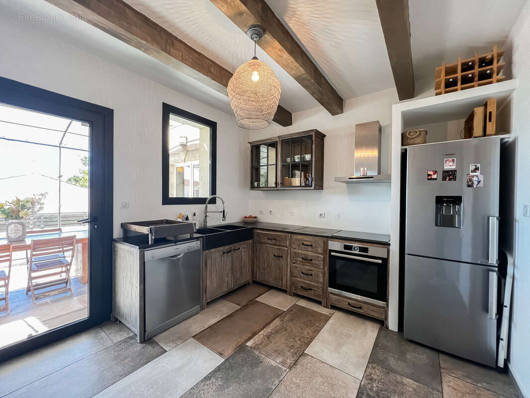 Maison à SAINT-MITRE-LES-REMPARTS