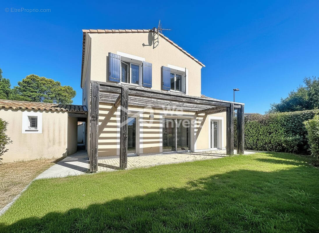 Maison à SAINT-CLEMENT-DE-RIVIERE