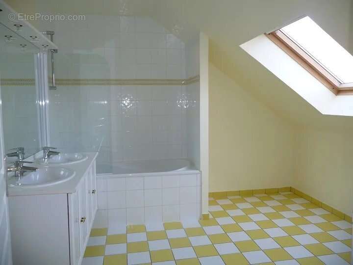 Maison à LE MESNIL-SAINT-DENIS