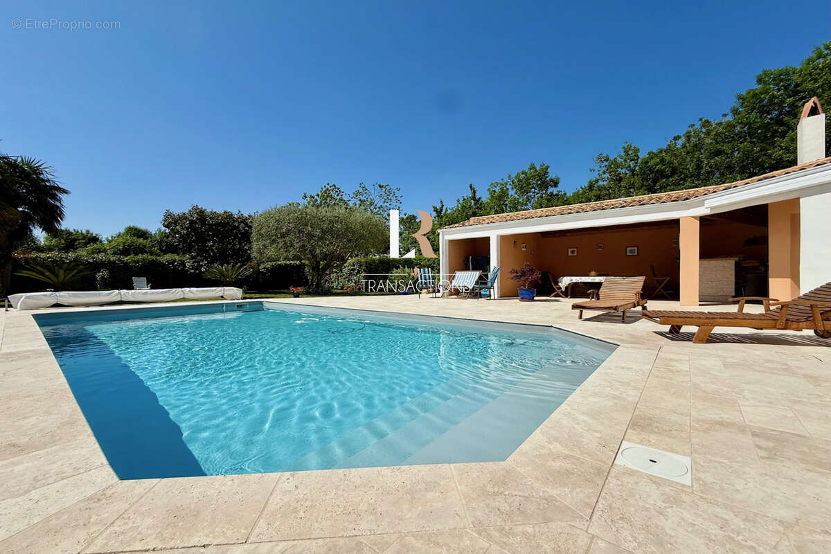Lagord - Maison de plain pied sur jolie parcelle avec piscine, garage et stationnements - photo 4