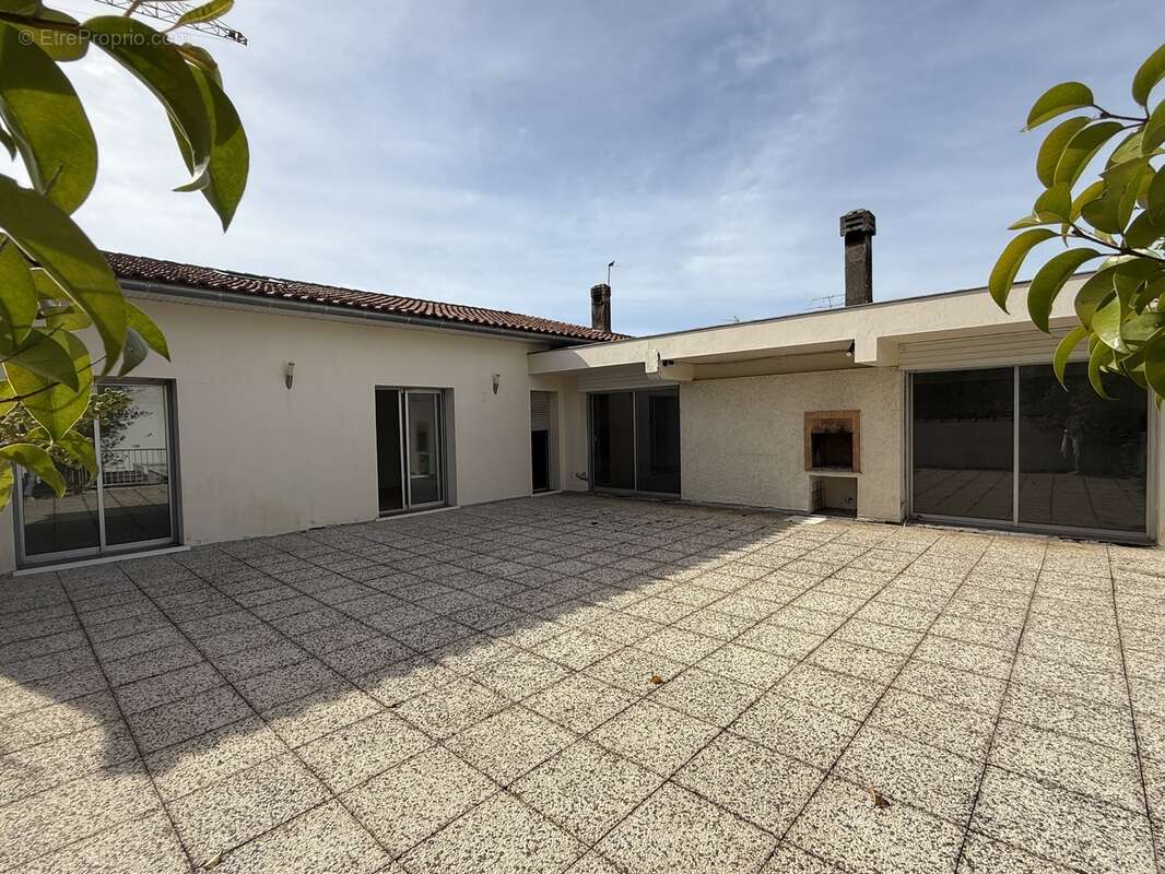 Appt 111 m2 hab. + terrasse de 87 m2 + garage à FLOIRAC CENTRE - photo 2