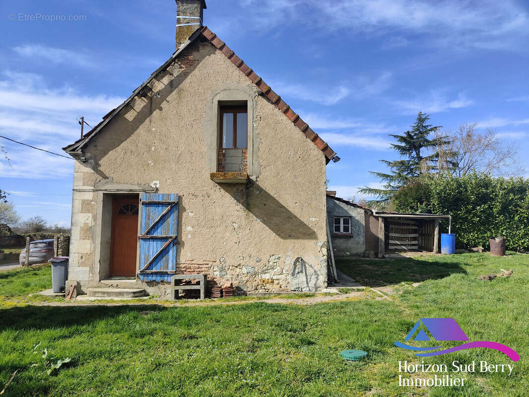 Pignon droit / entrée - Maison à LA BERTHENOUX