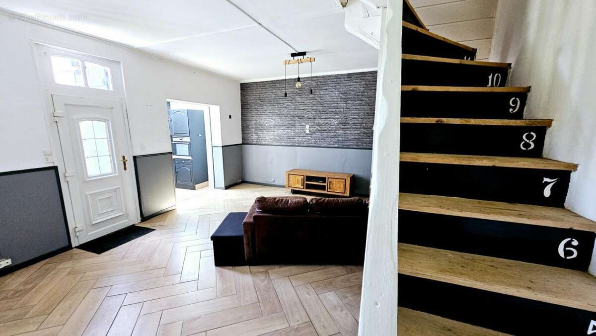 Maison 4 pièces / 74 m² / 105 000 EUR / SUZANNE - photo 2
