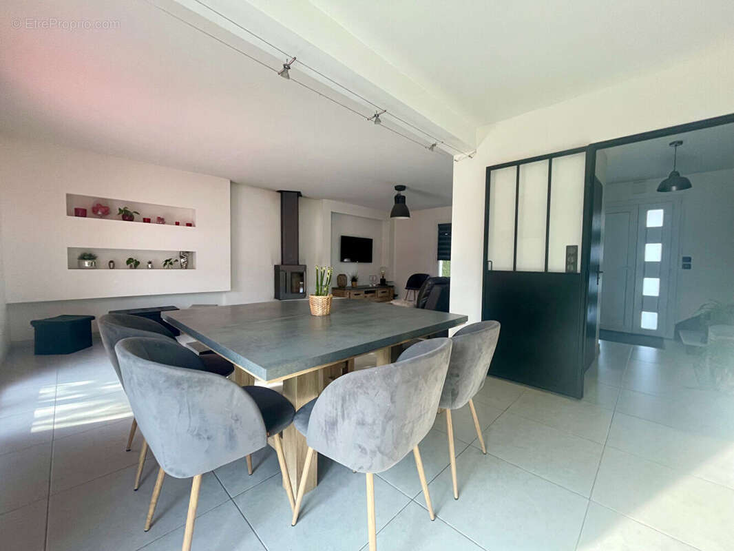 Maison familiale au Coteau de 130 m² avec 4 chambres, bureau, piscine au sel, terrain de 1200 m² et grand garage. - photo 3