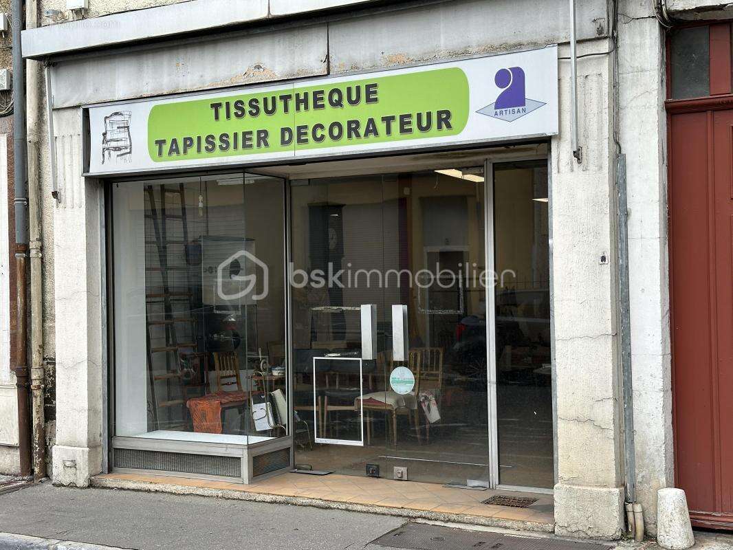 Local commercial spacieux de 79m² en plein centre-ville : idéal pour votre activité professionnelle - photo 2