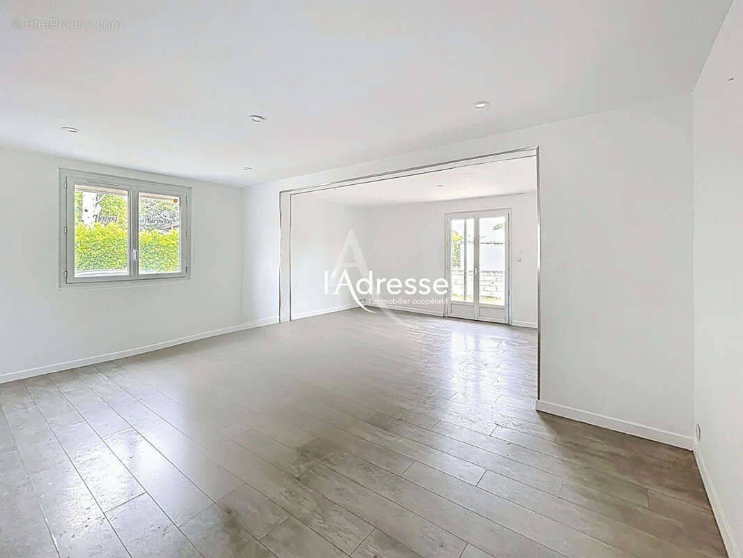l'Adresse Immobilier - La Salvetat Saint Gilles - Maison T4  de 127 m2 sur un terrain piscinable de 1566m² avec garage - photo 7