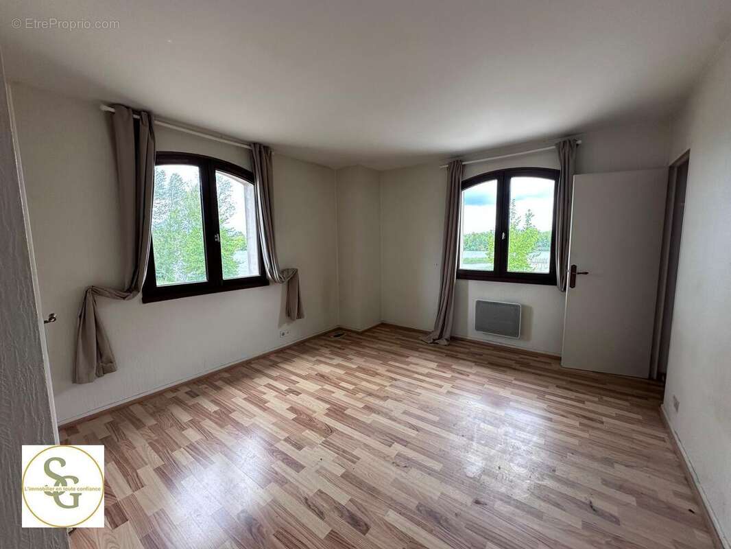   - Maison à LAGRAVE
