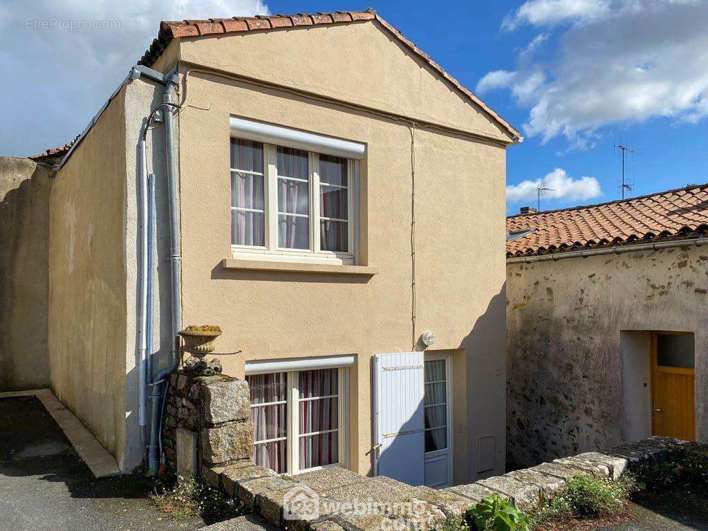 Située dans le centre de POUZAUGES, cette maison en pierre de 93 m² propose : - Maison à POUZAUGES
