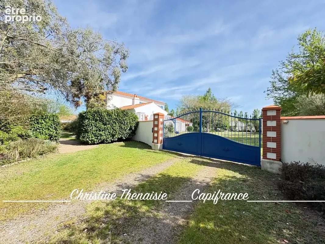 Maison à vendre sur un terrain de 2000 m2 - 4 chambres - Bureau - 3 salles d'eau - 3 wc - Dépendance de 110 m2 et garages LA GAR - photo 3