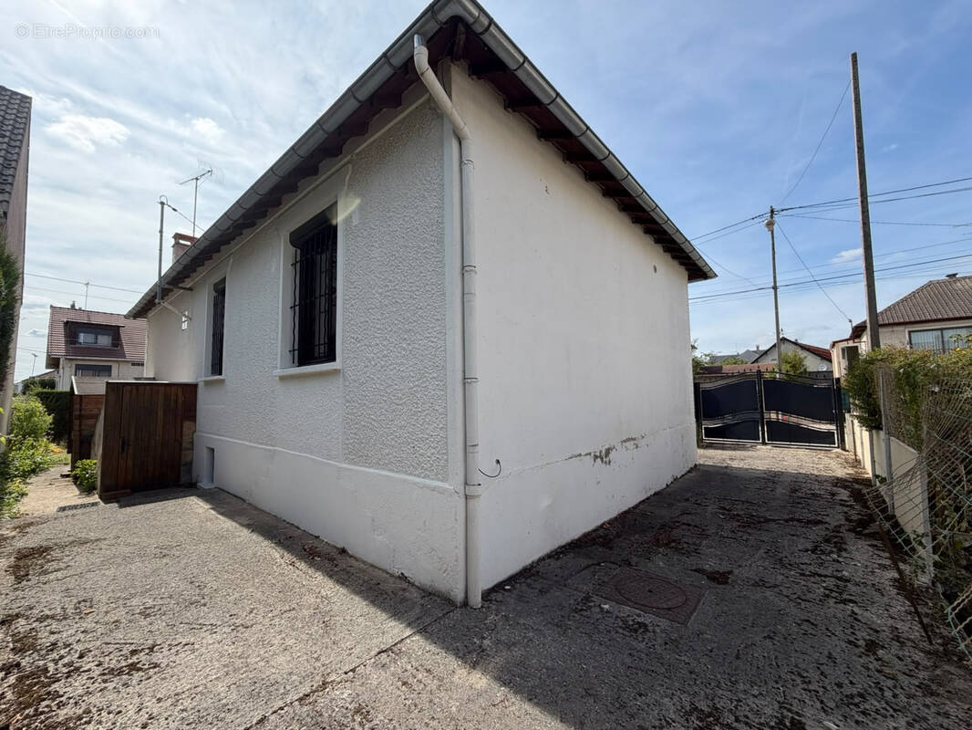 Mitry-le-neuf - pavillon de plain pied - 2 chambres - 1 cave et un joli jardin - photo 13