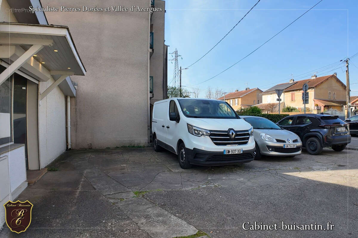 Local commercial avec stationnements - photo 2