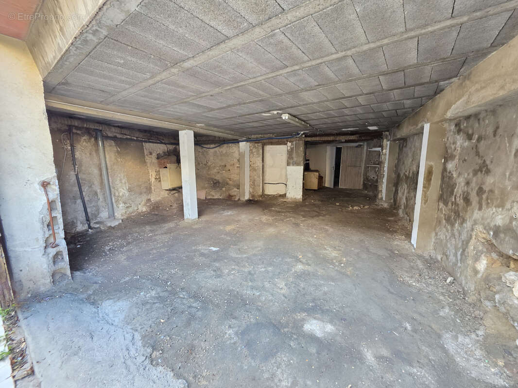 Maison à SAINT-MITRE-LES-REMPARTS