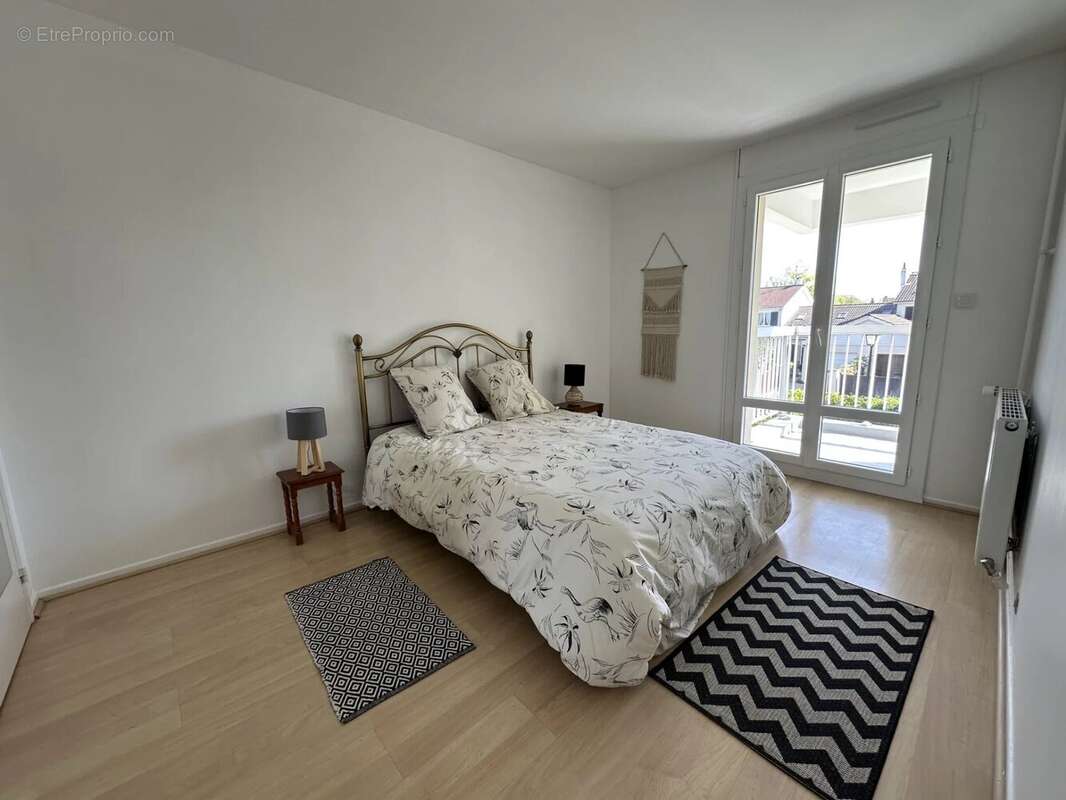 Appartement à LE MESNIL-SAINT-DENIS