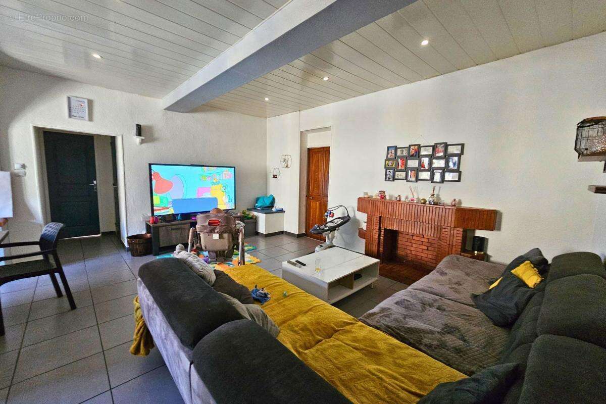 Appartement à REYNES