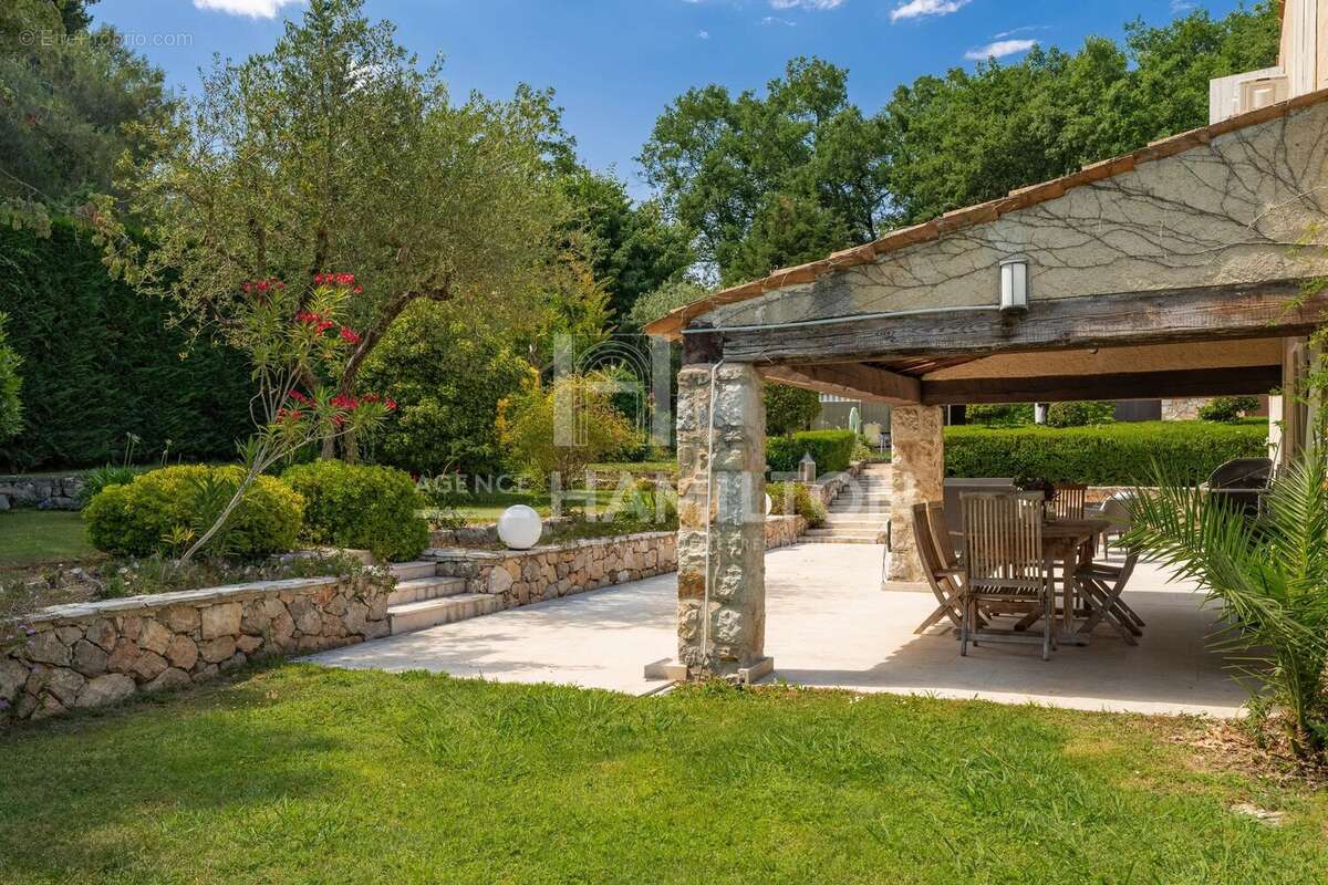 Maison à CHATEAUNEUF-GRASSE