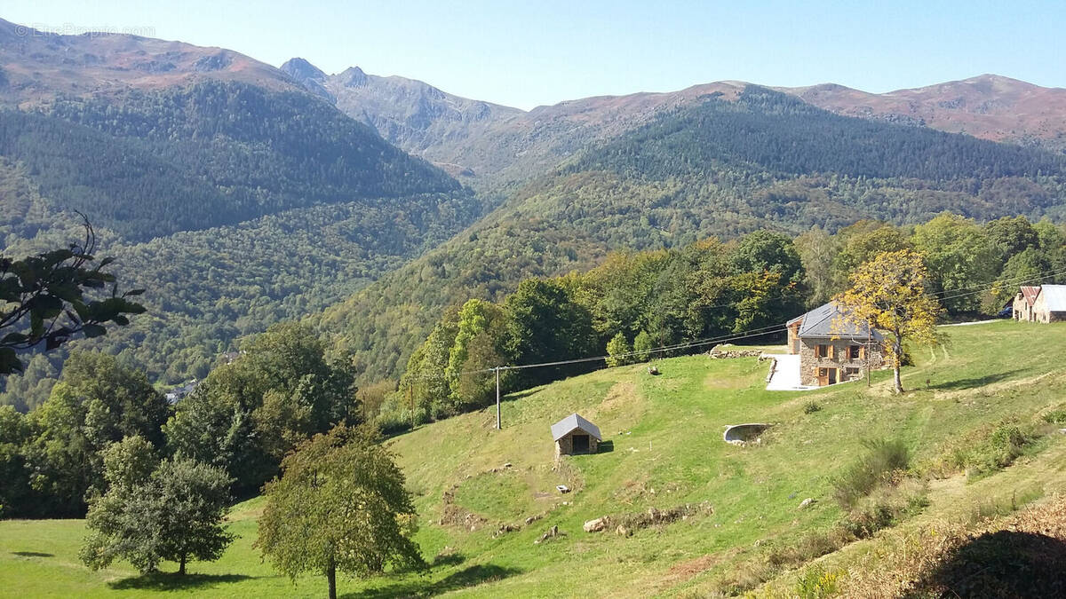 Corps de ferme de montagne  , superbement rénové  , dépendances  3.2 HA - photo 1