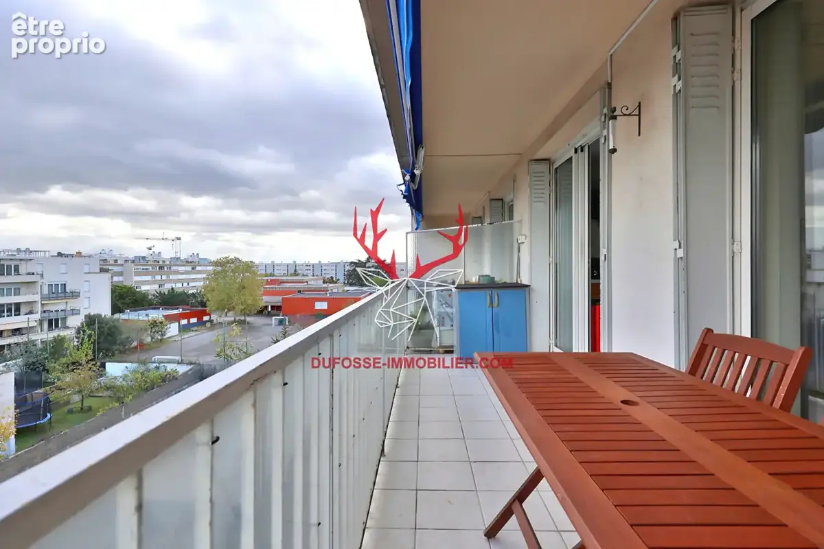 BRON : EXCLUSIVITÉ : Appartement T4 76 m² dernier étage avec balcon, - photo 2