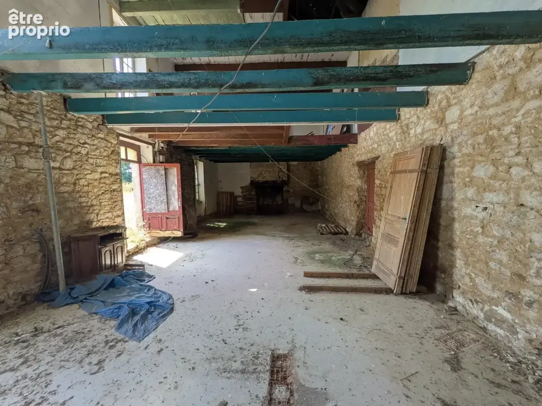Nostang propriété composée d'une maison en pierre à rénover avec trois dépendance un puits et 21 hectares environ - photo 9