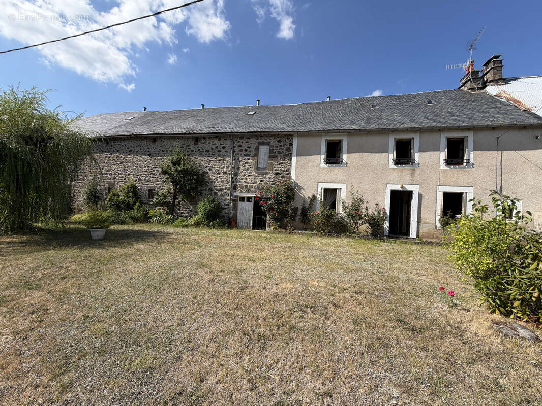Saint-Saturnin   Jolie maison avec garages, grange et écurie sur des terrains de 1 623 m2 - photo 2