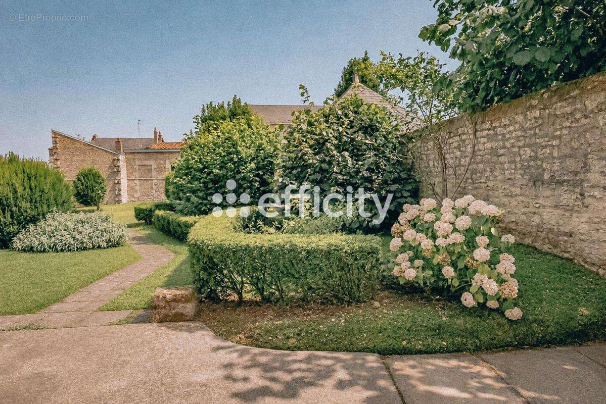Maison 255 m² à Fontenay-Le-Comte  - photo 4