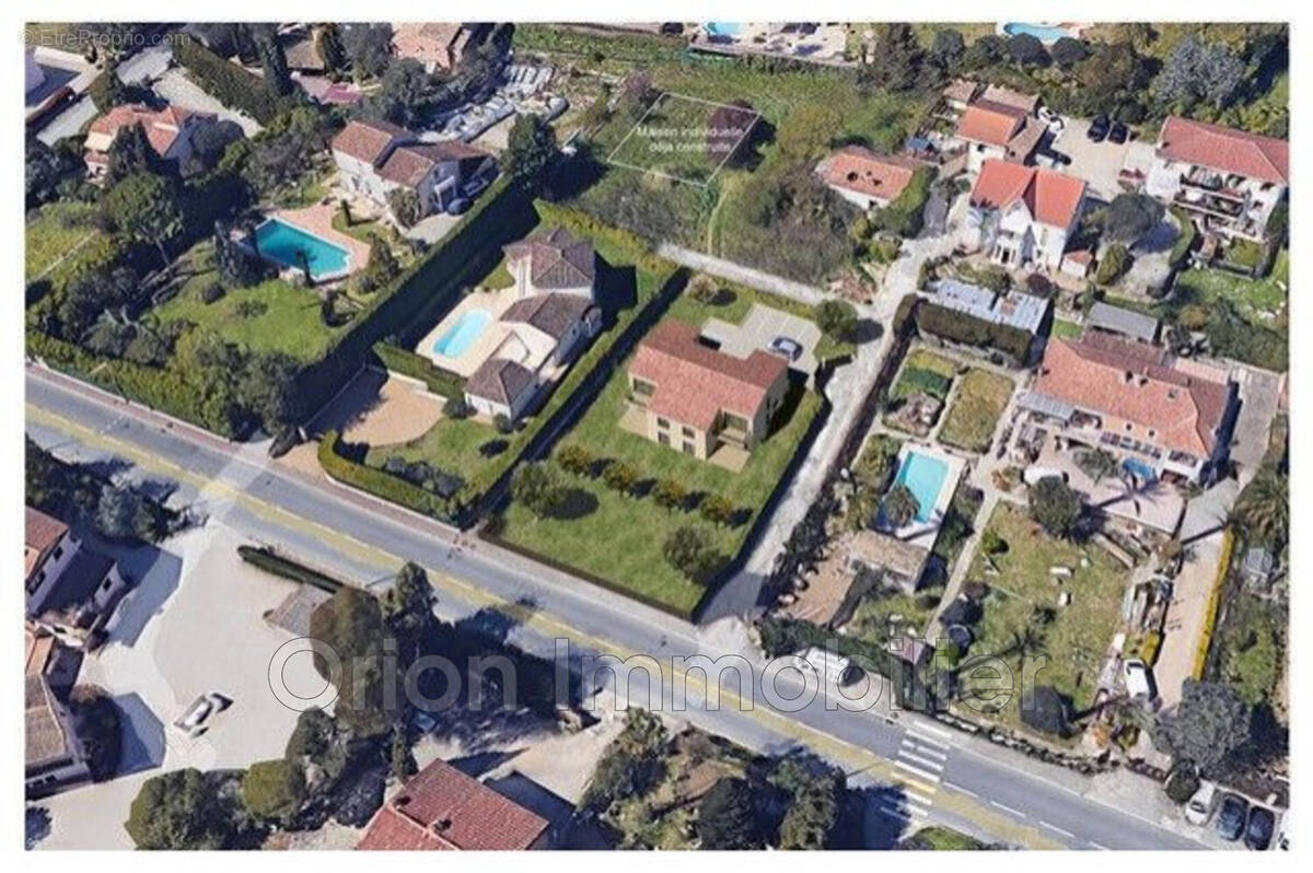 Terrain à MANDELIEU-LA-NAPOULE