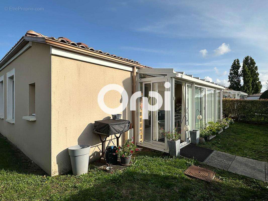 Maison à SAINT-LAURENT-DE-LA-PREE