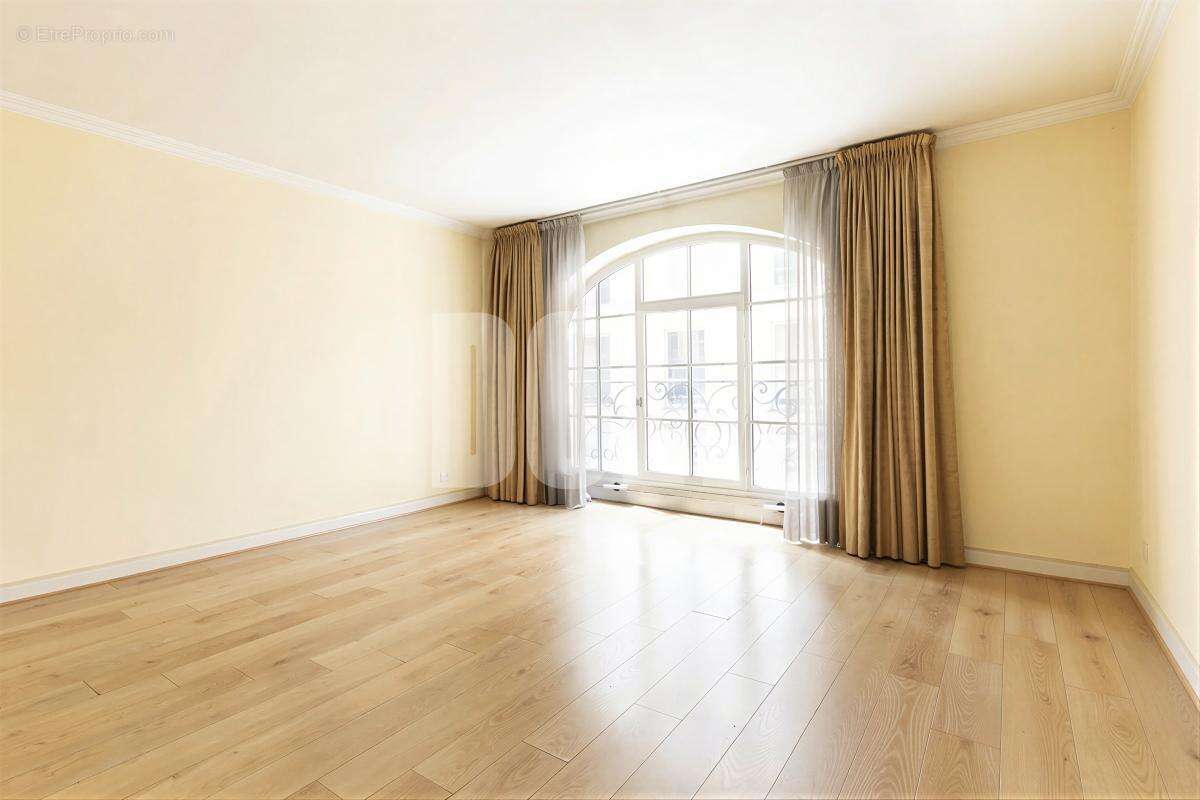 Appartement à PARIS-1E