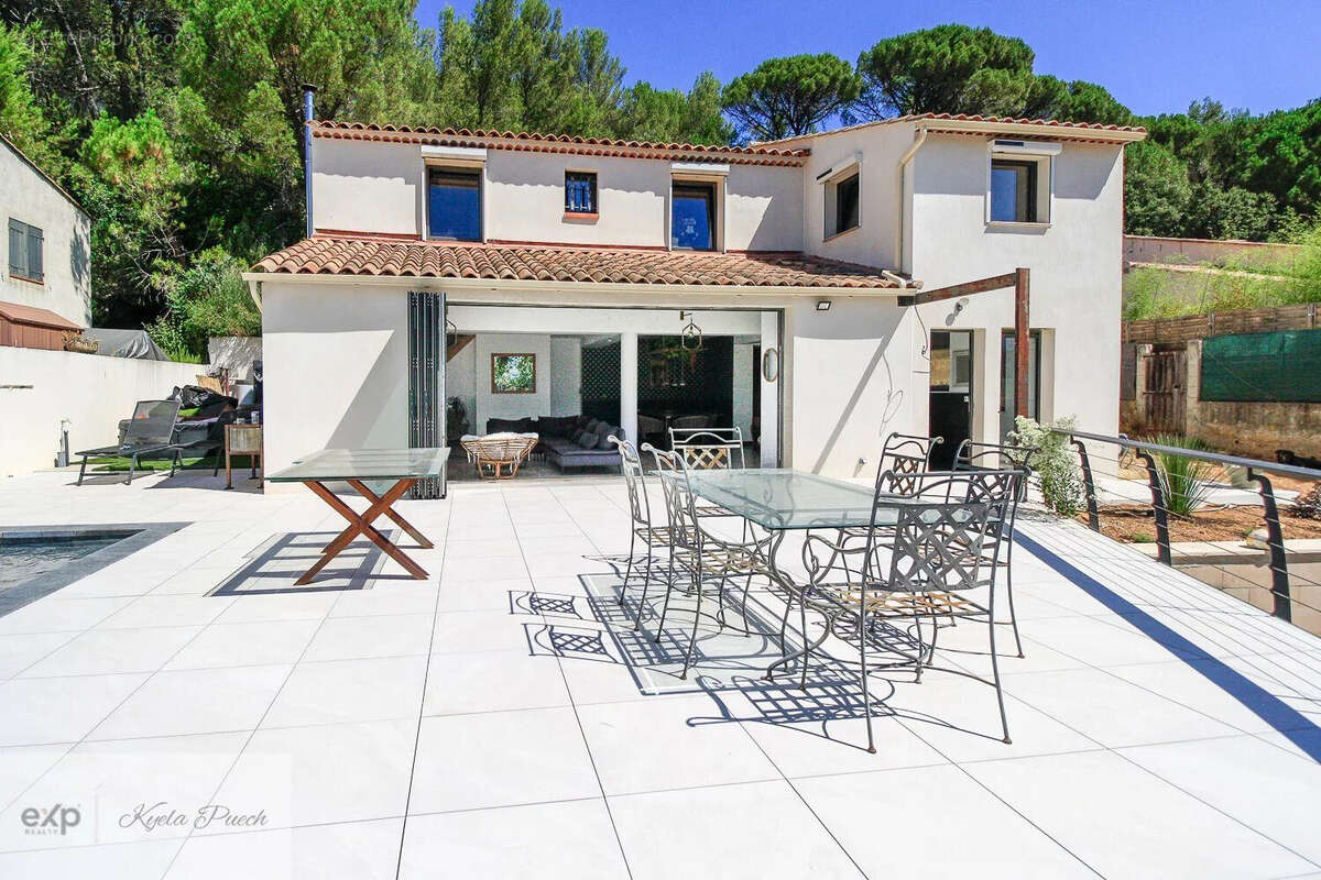 Kyela Puech, exp Luxury présente villa rénovée, trois chambres, grande cuisine, vue imprenable, possibilité d'agrandir, climatisation réversible, piscine et jardin  - Maison à TOURVES