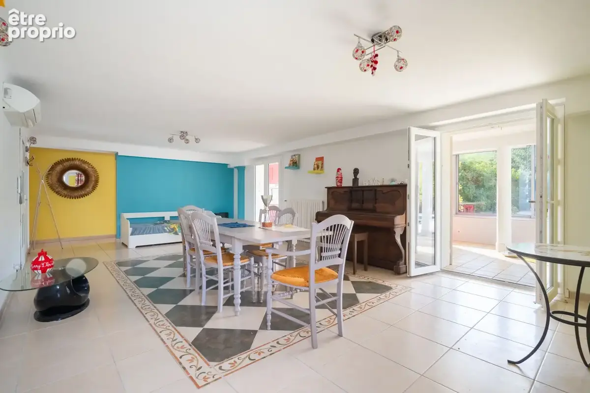 Une propriété pleine de charme comprenant deux appartements indépendants avec deux entrées séparées sur un ter - photo 19