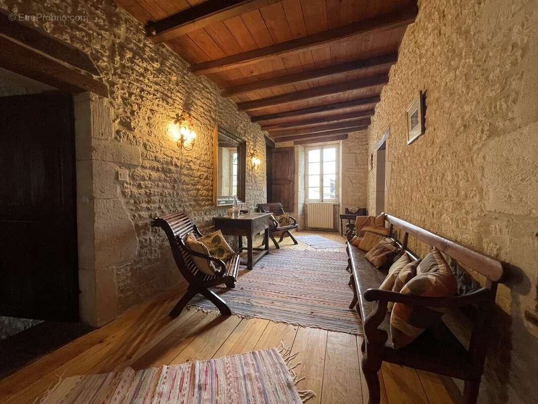 Maison 725 m² à Saintes  - photo 2