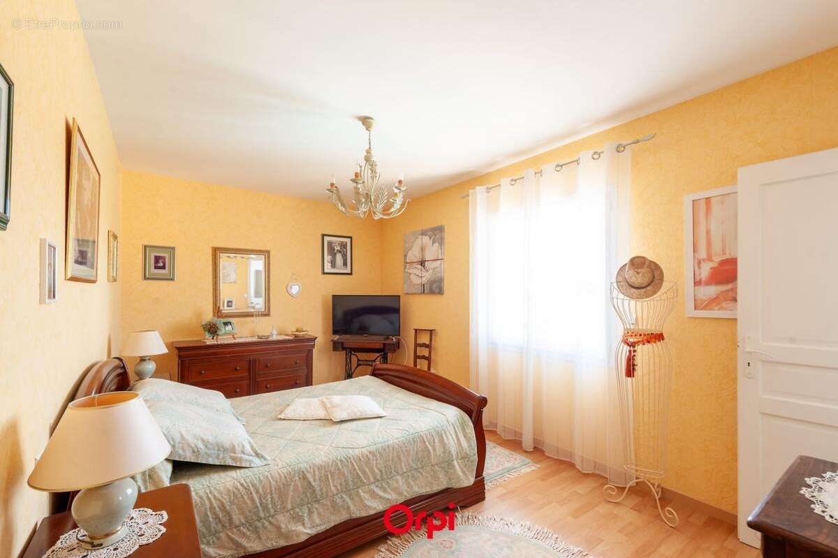 Elégante villa familiale avec piscine chauffée et garage triple - photo 16