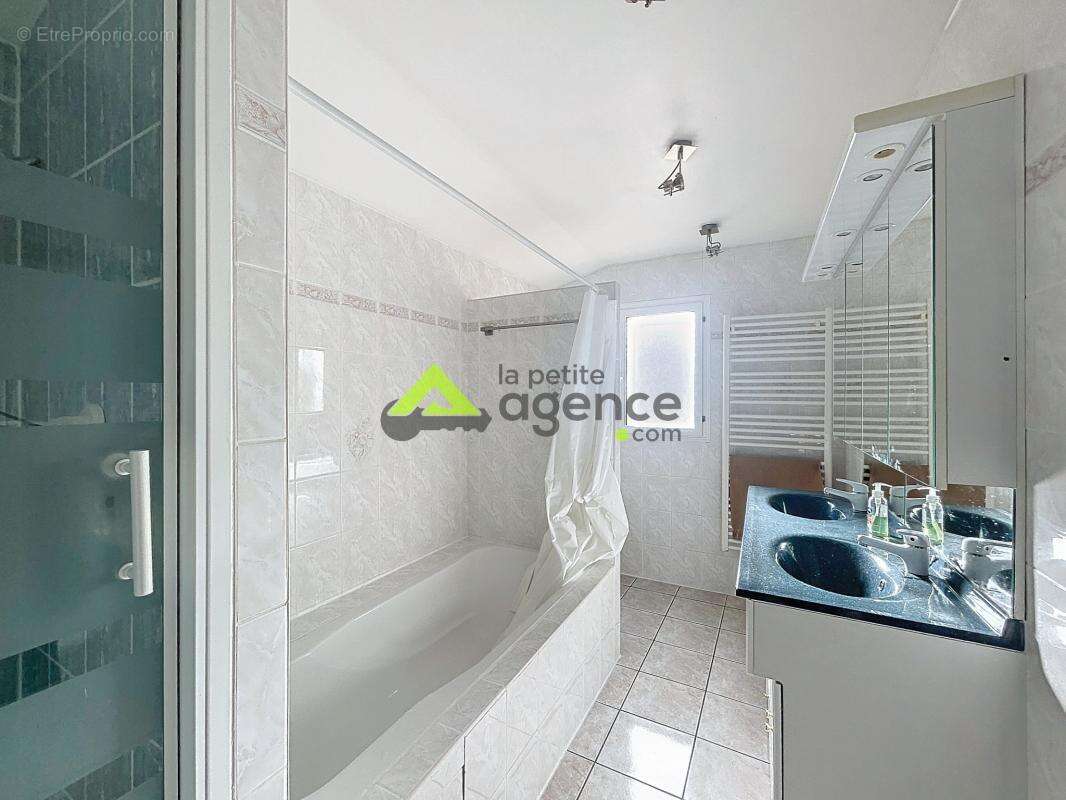 Maison à LAVAVEIX-LES-MINES