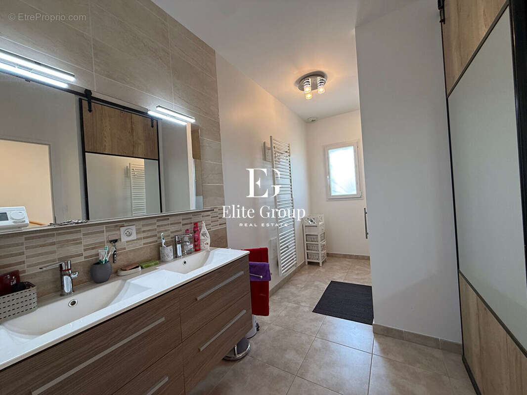 A VENDRE très joli pavillon avec piscine à Jarnac 126 m2 - photo 8